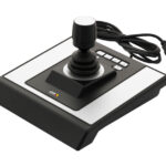 Ein schwarzer Joystick mit mehreren Tasten auf einer rechteckigen Basis, verbunden mit einem USB-Kabel.