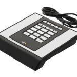 Eine schwarze und weiße USB-Tastatur mit Ziffernblock und Funktionstasten F1 bis F6, verbunden mit einem Kabel.