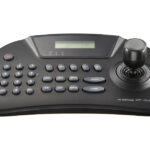 PTZ-Controller SPC-1010 mit Joystick, Tastenfeld und Digitalanzeige.