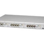 Ein silbernes Axis Communications Video-Rack mit mehreren Anschlüssen und Kontrollleuchten auf der Vorderseite.