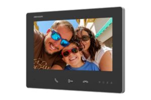 Hikvision DS-KH7300EY-WTE2 2-Draht HD Intercom – 7 Zoll Touchscreen 1024x600, Wandmontage schwarz, integriertes Mikrofon/Lautsprecher, TF-Karte, 48VDC, Alarmeingänge