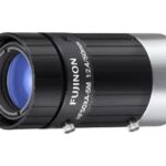 Nahaufnahme eines Fujinon HF50XA-5M Kameraobjektivs mit blauer Linse.