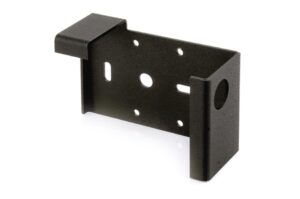 Ein schwarzer, rechteckiger Metallhalter mit mehreren Bohrlöchern und Seitenwänden zur Montageanbringung.