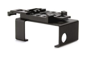 Schwarzes, L-förmiges Metallhalterungselement mit mehreren Befestigungslöchern und einem rechteckigen Aufbau oben.