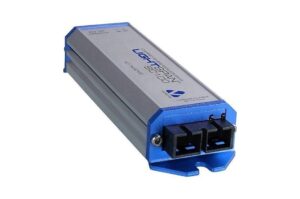 Ein blau-silberner optischer Medienkonverter vom Typ Lightspan SCD100, geeignet für optische Netzwerke, mit zwei Anschlüssen an der Vorderseite.