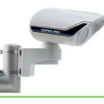 Eine Sicherheitskamera der Marke ADPRO PRO mit einem weißen Gehäuse, die an einer Wandhalterung befestigt ist.