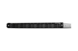 Ein schwarzes Netzwerkgerät mit mehreren Einschüben in einer horizontalen Ausrichtung, wahrscheinlich ein NAS-Server.