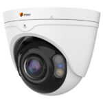 Weiße Überwachungskamera in Halbkugelform mit einem zentralen Objektiv und Sensoren an der Seite.