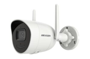 Weiße Überwachungskamera von Hikvision mit zwei Antennen und Wandhalterung.