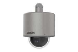 Eine silberne Überwachungskamera der Marke Hikvision mit einer kuppelförmigen Abdeckung.