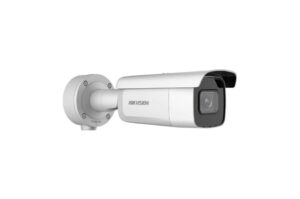 Eine weiße Überwachungskamera der Marke Hikvision, in einem zylindrischen Gehäuse mit Abdeckung, an einer Wandhalterung montiert.