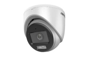 Eine weiße Überwachungskamera mit der Aufschrift "Hikvision" auf dem Gehäuse, die an einer Decke montiert ist.