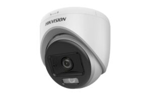 Sicherheitskamera in Kuppelform, weiß mit schwarzem Objektivbereich, der Marke Hikvision.