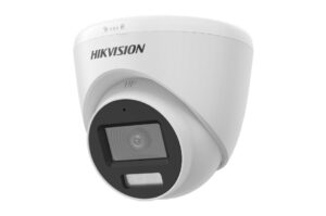Weiß-graue Dome-Überwachungskamera von Hikvision mit einem rechteckigen Objektiv und einem kleinen LED-Streifen darunter auf der Vorderseite.