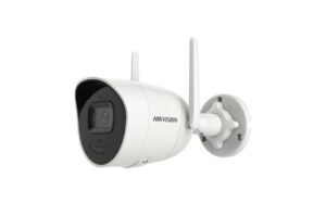 Weiße Überwachungskamera mit zwei Antennen, montiert auf einer Wandhalterung, mit dem Schriftzug 'HIKVISION' auf der Seite.