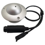 Silberne Satellitenantenne mit schwarzem Kabel und Steckverbindung.