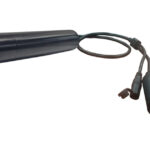 Eine schwarze zylinderförmige Kamera mit einem Kabel, das mehrere Stecker besitzt, auf weißem Hintergrund.