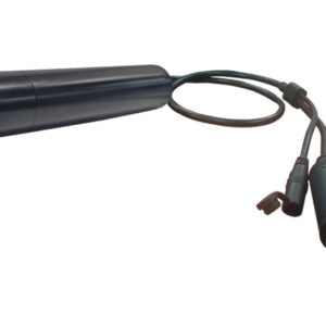 Eine schwarze zylinderförmige Kamera mit einem Kabel, das mehrere Stecker besitzt, auf weißem Hintergrund.