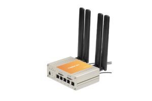 Ein silberner Router mit vier schwarzen Antennen und mehreren LAN-Ports auf der Vorderseite.