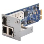 Eine Netzwerkkarte mit blauer Platine und silbernem Anschlussgehäuse, das zwei Ethernet-Ports und einen weiteren Anschluss bietet.