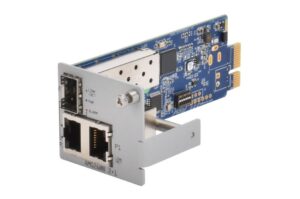 Eine Netzwerkkarte mit blauer Platine und silbernem Anschlussgehäuse, das zwei Ethernet-Ports und einen weiteren Anschluss bietet.