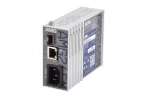 Metallisches Netzwerkgerät der Marke AMG mit einem optischen Anschluss, einem Ethernet-Anschluss und einem Stromanschluss an der Vorderseite, gekennzeichnet mit 'AMG265' und weiteren technischen Spezifikationen auf der Seite.