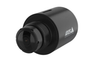 Eine schwarze Überwachungskamera von Axis Communications mit einem zylindrischen Gehäuse und einem sichtbaren Kameraobjektiv.