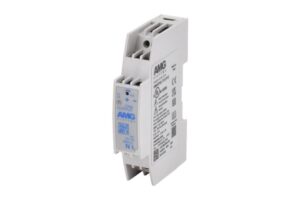Ein weißes elektrisches Netzteil von AMG Systems im Hochformat, beschriftet mit technischen Informationen und Logos zur Zertifizierung auf einer Seite.