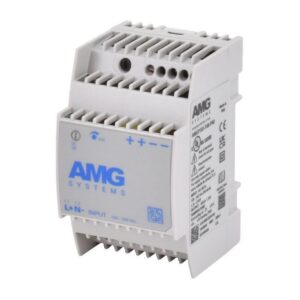 Ein weißes, rechteckiges Elektronikmodul von AMG Systems mit blauen Aufdrucken, Lüftungsschlitzen oben und Anschlüssen an der Frontseite, das für die Hutschienenmontage vorgesehen ist.