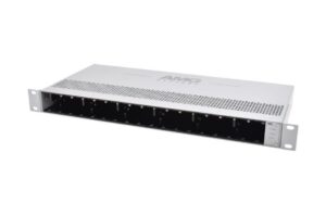 Silbernes Rackmount-Gehäuse für Netzwerkausrüstung von AMG Systems, mit mehreren leeren Einschüben für Module oder Karten.