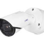 Eine weiße Überwachungskamera mit zylindrischem Gehäuse und der Aufschrift "PRO", zur Wandmontage geeignet.