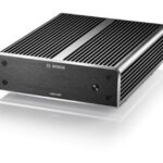 Ein schwarzer Bosch Videojet-Hauptgerät mit geriffelter Oberfläche und einem markanten silbernen Rand steht auf einem weißen Hintergrund.