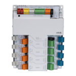 Ein elektronisches Steuergerät von AXIS mit Anschlüssen für mehrere Türen, verschiedenfarbigen Steckverbindungen und Beschriftungen für Input, Output und andere Funktionen.