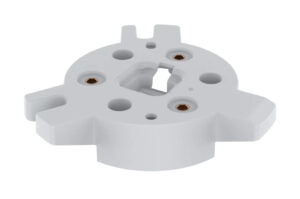 Ein rundes, graues Kunststoffteil mit mehreren Löchern und drei Metallösen, das möglicherweise als Halterung oder Adapter dient.
