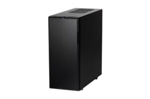 Ein schwarzes Computergehäuse mit glatter Frontplatte und Belüftungsgittern an der Oberseite.