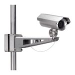 Eine Überwachungskamera aus Edelstahl, montiert an einem vertikalen Rohr, mit einer robusten Halterung.