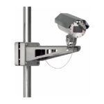 Eine Überwachungskamera aus Metall ist an einer vertikalen Stange montiert und mit einer robusten Halterung befestigt.