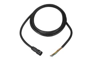 Schwarzes, um ein Vielfaches gewickeltes Kabel mit einem Stecker an einem Ende und mehreren farbigen freien Leitungen am anderen Ende.