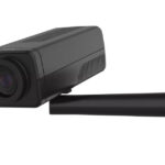 Schwarze Überwachungskamera an einer Wandhalterung montiert, mit rechteckigem Gehäuse und großer Linse an der Vorderseite.