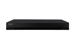 Ein schwarzer Wisenet Netzwerk-Videorecorder mit schlichter Frontplatte, mehreren Kontrollleuchten und zwei USB-Anschlüssen auf der rechten Seite.