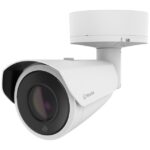 Weiße Überwachungskamera mit zylindrischem Gehäuse und großer Linse, montiert auf einer Halterung, seitlich abgebildet.