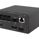 Schwarzes, rechteckiges Gerät mit mehreren Anschlüssen auf der Vorderseite, darunter Kameraports für CAM 1 bis CAM 4, Audioeingänge, einen RJ45-Netzwerkanschluss für PoE, PWR-Anschluss, I/O-Ports und RS485-Ports.