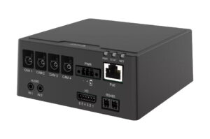 Ein schwarzer Videorekorder für vier Kameras mit verschiedenen Anschlüssen, darunter CAM-Eingänge, Audioeingänge, Ethernet und RS485.