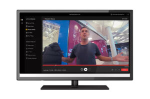 Ein Bildschirm zeigt ein Video-Streaming-Interface mit einem Mann in einem Gebäude, der seine Arme ausgestreckt hat. Links sind verschiedene aktive und kürzliche Streams aufgelistet. Das Interface gehört zu einem Body-Worn-Kamera-System von AXIS.