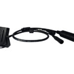 Eine kompakte, schwarze Überwachungskamera mit Kabelanschluss und mehreren Steckverbindungen, geeignet für diskrete Installationen.