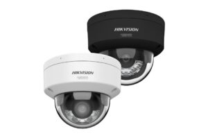 Zwei Überwachungskameras von HIKVISION, eine in Weiß und eine in Schwarz, mit domeförmiger Schutzabdeckung.