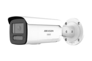 Eine weiße Sicherheitskamera von Hikvision, die an einer Wandhalterung befestigt ist, mit einem rechteckigen Objektivgehäuse und der Aufschrift "Corrosion Resistant".