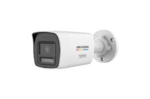 Eine weiße Überwachungskamera der Marke Hikvision mit der Aufschrift 'Corrosion Resistant', zur Wandmontage konzipiert.