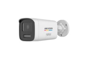Weiße Überwachungskamera von Hikvision mit der Aufschrift "Corrosion Resistant", seitlich angebracht.