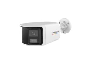 Weiße Überwachungskamera der Marke Hikvision mit rechteckigem Gehäuse und schwarzem Frontbereich, montiert auf einer Wandhalterung.